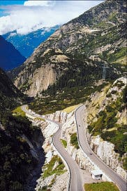 Passstraße in den Alpen