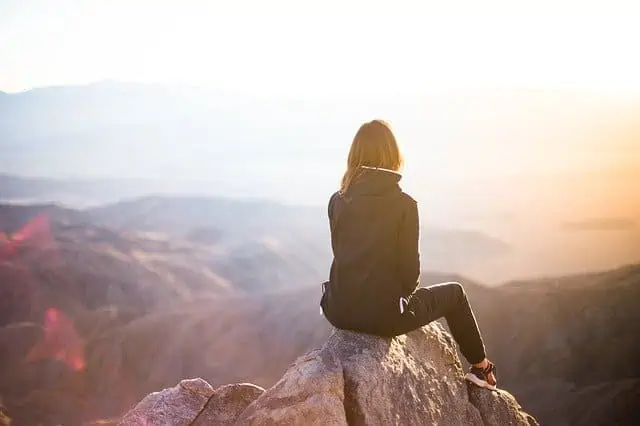 Frau auf einem Felsen