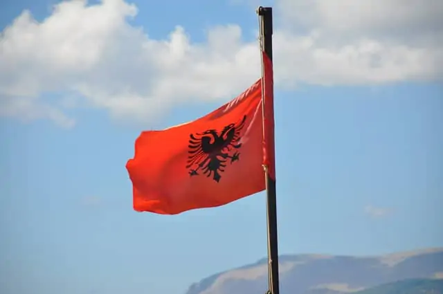 Die Flagge von Albanien weht im Himmel
