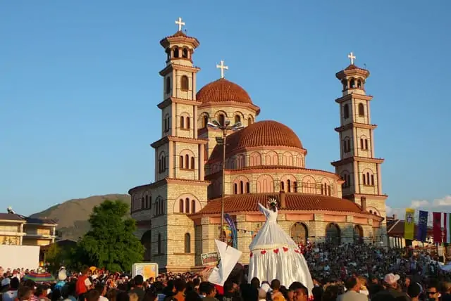 Menschenmenge vor einer Kirche