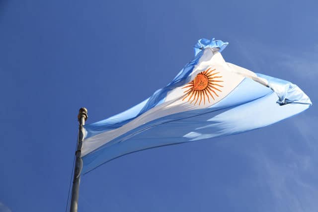 Argentinien Flagge unter blauem Himmel