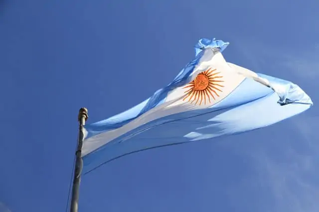 Argentinien Flagge unter blauem Himmel