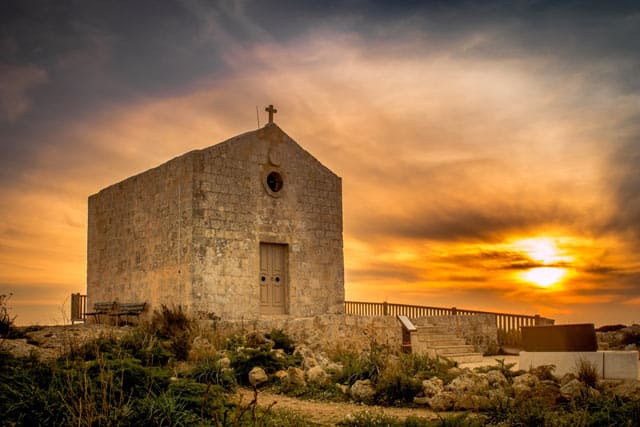 Kirche bei Sonnenuntergang