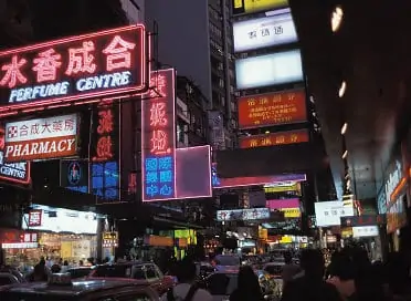 Straßenbild von Hong Kong bei Nacht
