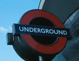 Schild der Londoner U-Bahn