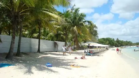 am Strand von Mauritius