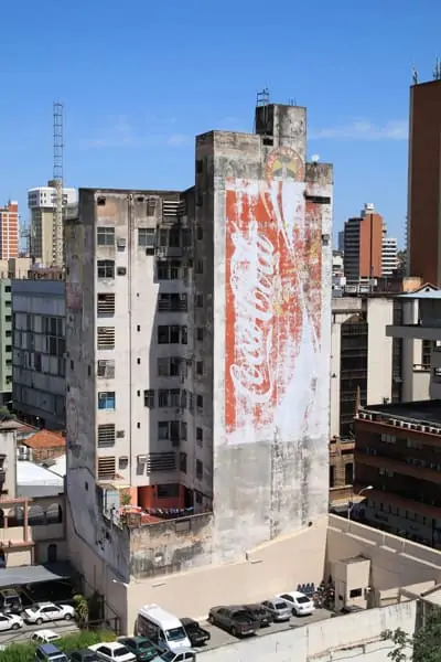 Hochhaus in Asuncion mit Coca-Cola Werbung