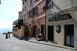 Genua: Straßenbild an der Küste