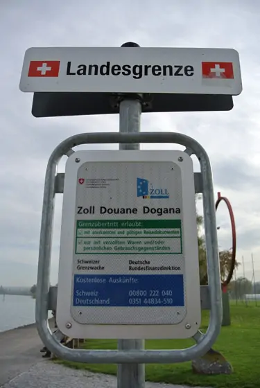 Schild an der Schweizer Grenze