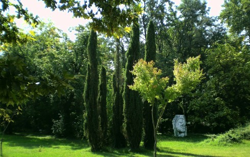 Kurpark mit mediterranen Pflanzen