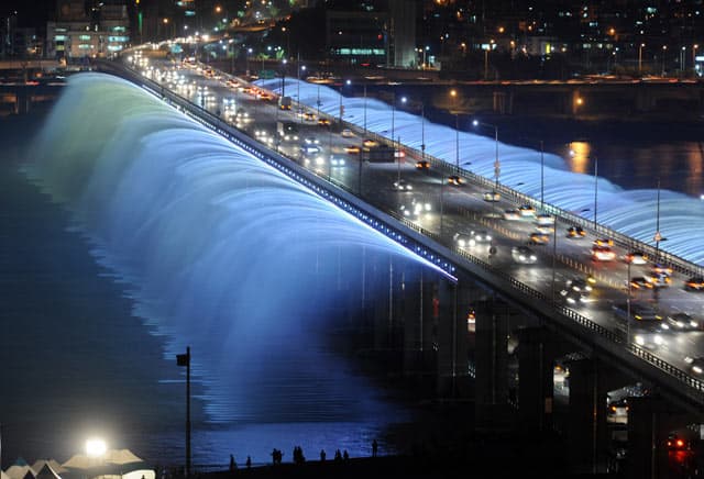 Seoul, Doppelstockbrücke mit Wasserspielen