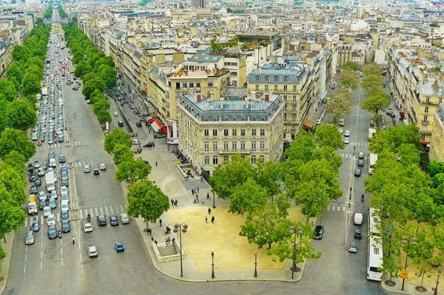 Straßenverkehr in Paris