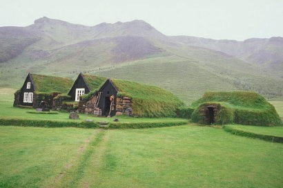 Island: Alte Steinhäuser mit Grasdach