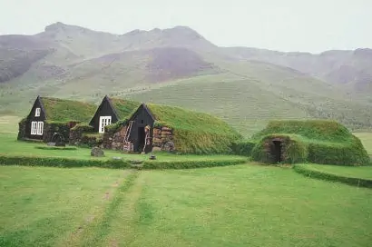 Island: Alte Steinhäuser mit Grasdach