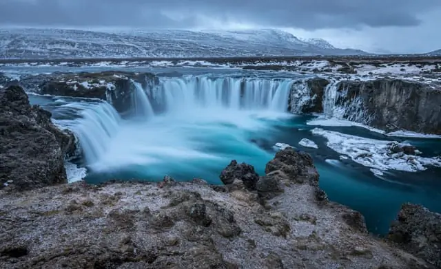 Fluss mit Wasserfall in Islands rauen Bergen