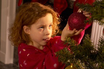 Kind am Weihnachtsbaum