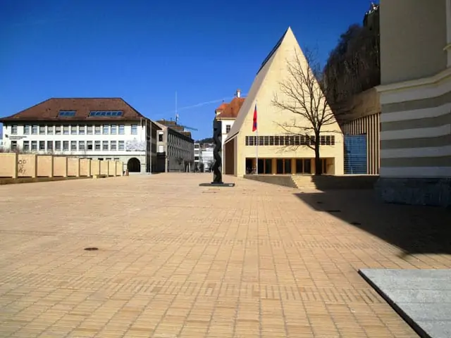 Liechtenstein - Blick auf das Parlamentsgebäude