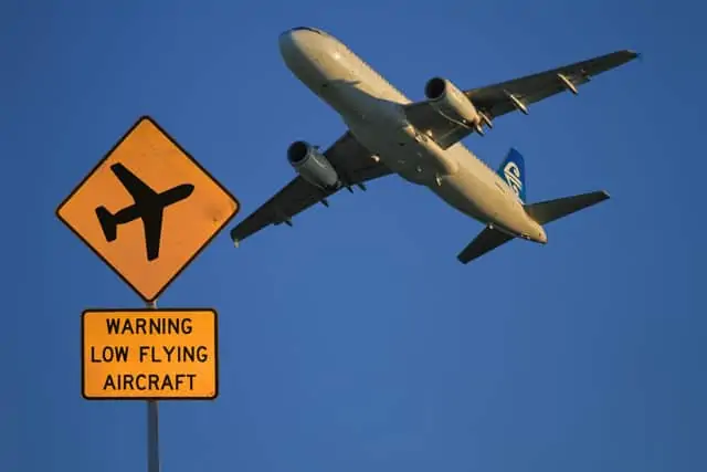 Airbus A 320 über dem Flughafen Auckland, NZ