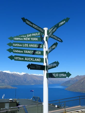 Wegweiser am Lake Wakatipu, Südinsel NZ