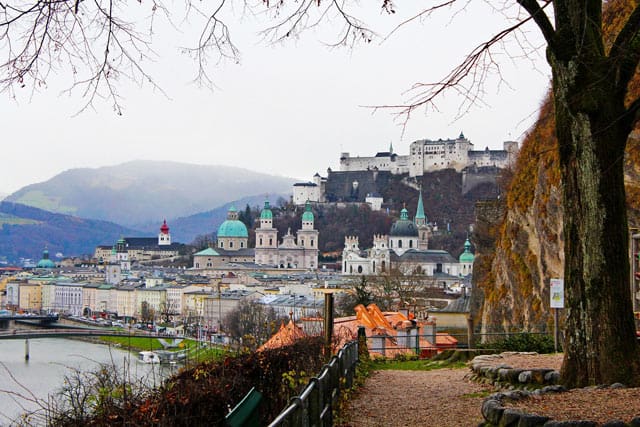 Blick auf die Altstadt von Salzburg und den Burgberg