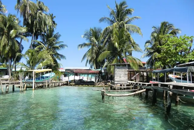 Ein Dorf am Meer mit Anlegestelle und Palmen