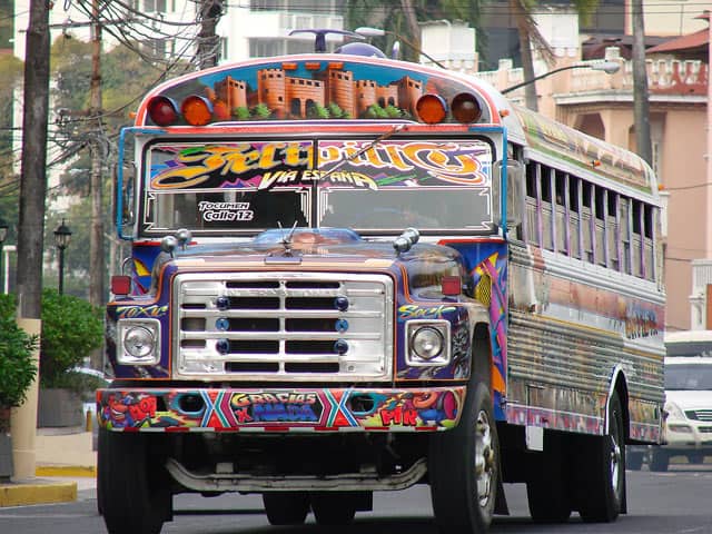 Panama City, ein Linienbus fährt durch die Stadt