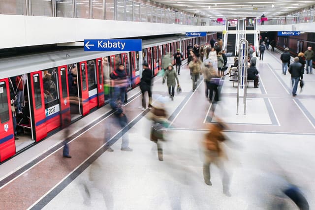 Warschaus Metrostation in der rush hour