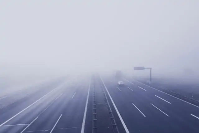 Autobahn im Nebel