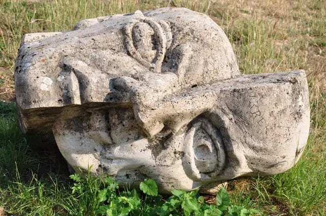 Statue mit 2 verschiedenen Gesichtern