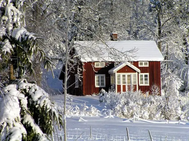 Rotes Holzhaus im Schnee