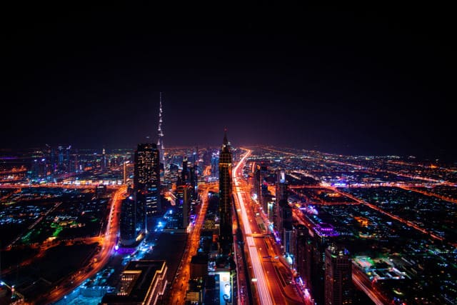 Die Skyline von Dubai bei Nacht