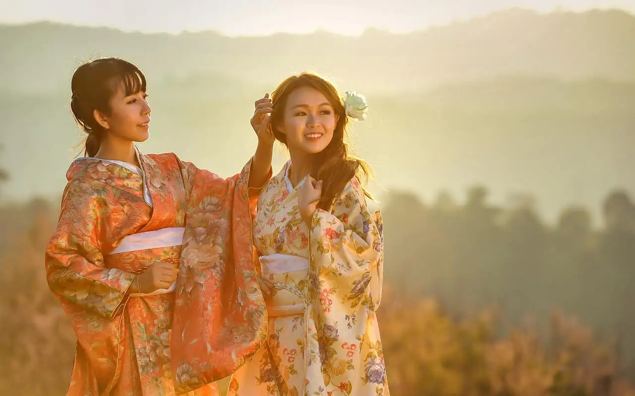 Japanerinnen mit Kimono traditionell