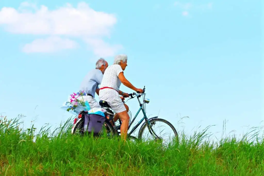 2 Menschen fahren Fahrrad