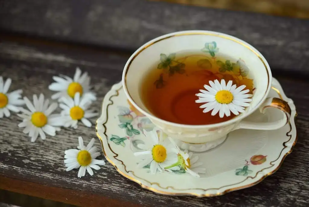 eine Tasse Tee mit Kamillenblüten