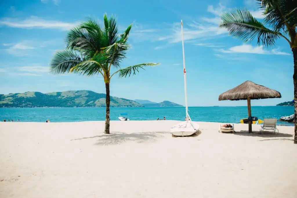 Strand mit Palmen und blauer Himmel