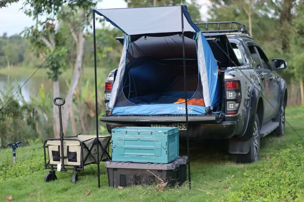Ein Pickup mit Zelt auf der Ladefläche