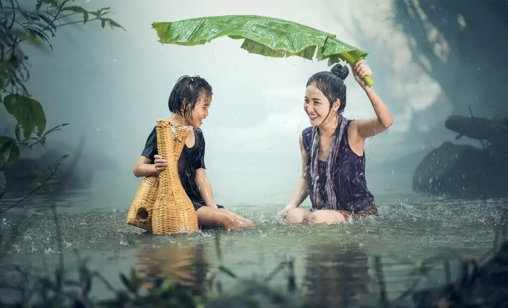 Mutter mit Kind im Regen